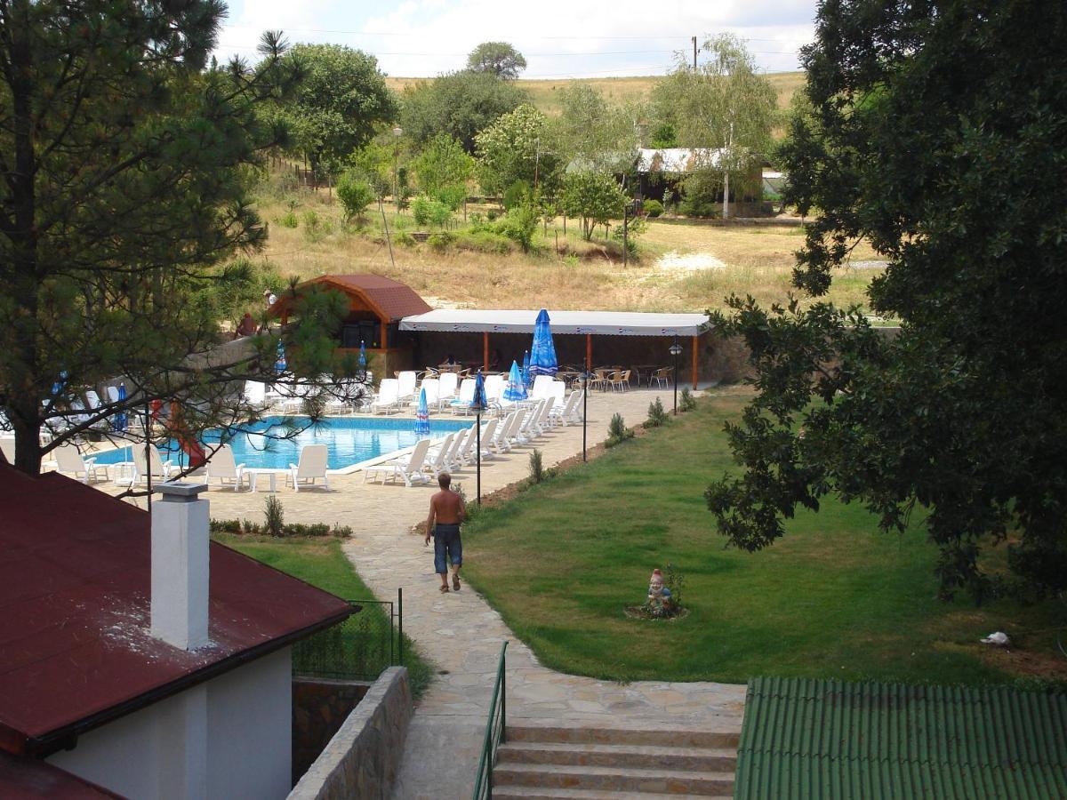Хотел Галина Палас Srem Exterior foto