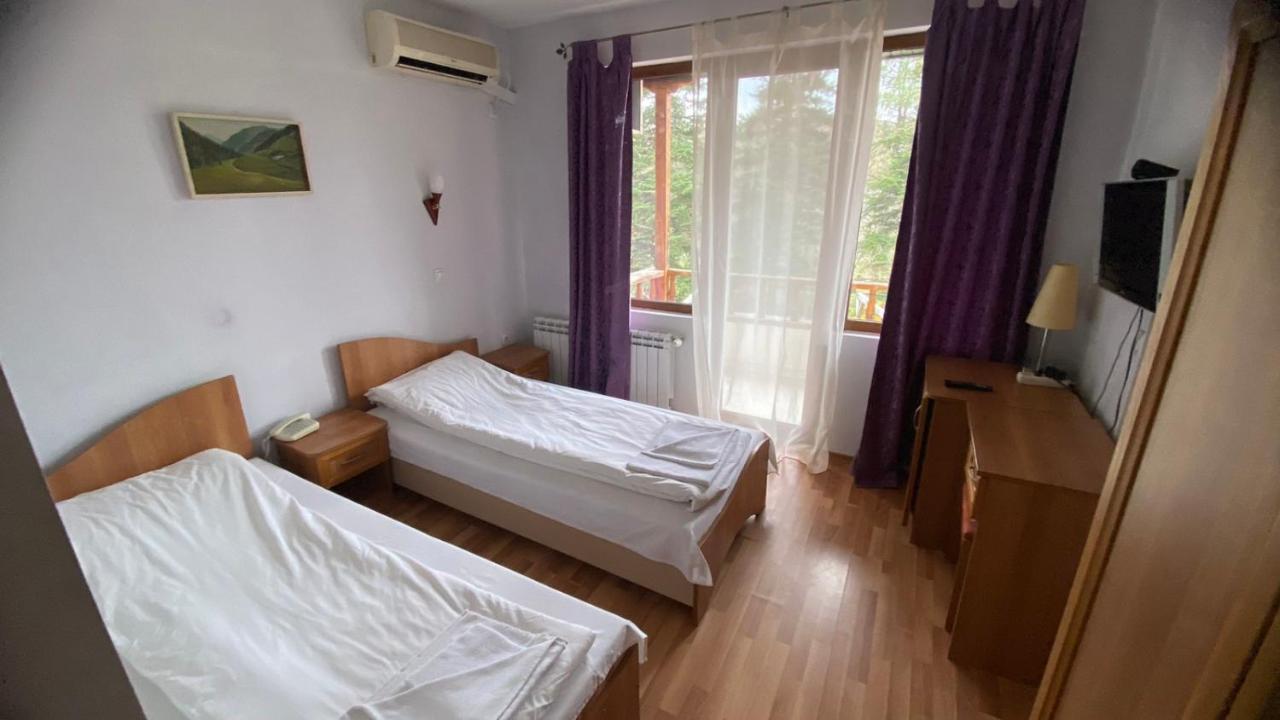 Хотел Галина Палас Srem Exterior foto