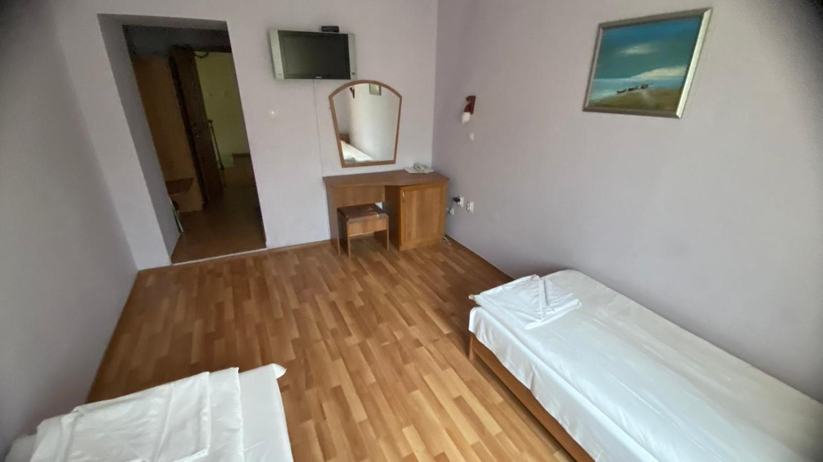 Хотел Галина Палас Srem Exterior foto